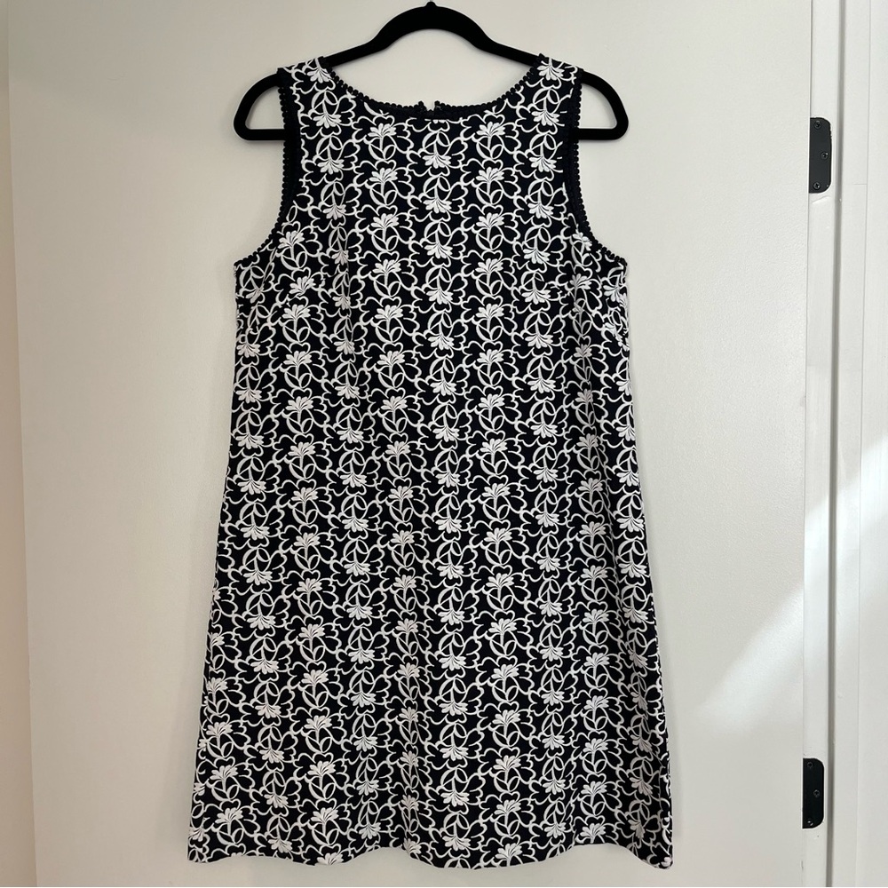 Ann Taylor Navy Floral Embroidered Sleeveless Shift Dress, size 6